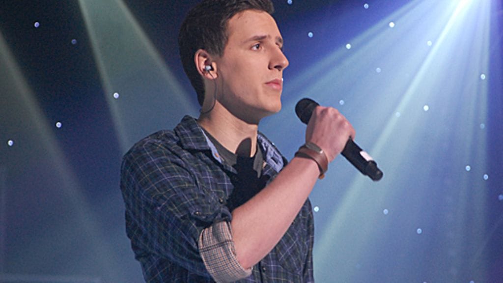 Ali Elkharam tunnelmoi lavalla.