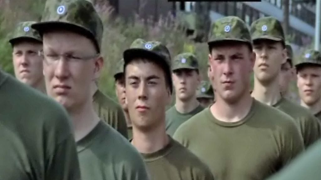 Kasarmin alokkaat sulkeisjärjestysharjoituksissa.