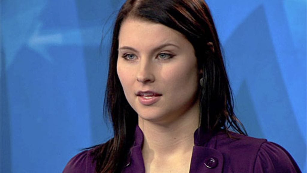 Taina Törmänen Idols-tuomariston edessä.