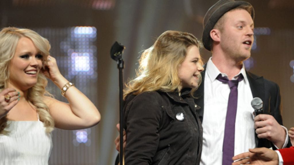 Ibi Love ryntäsi lavalle halaamaan Koop Arposta.