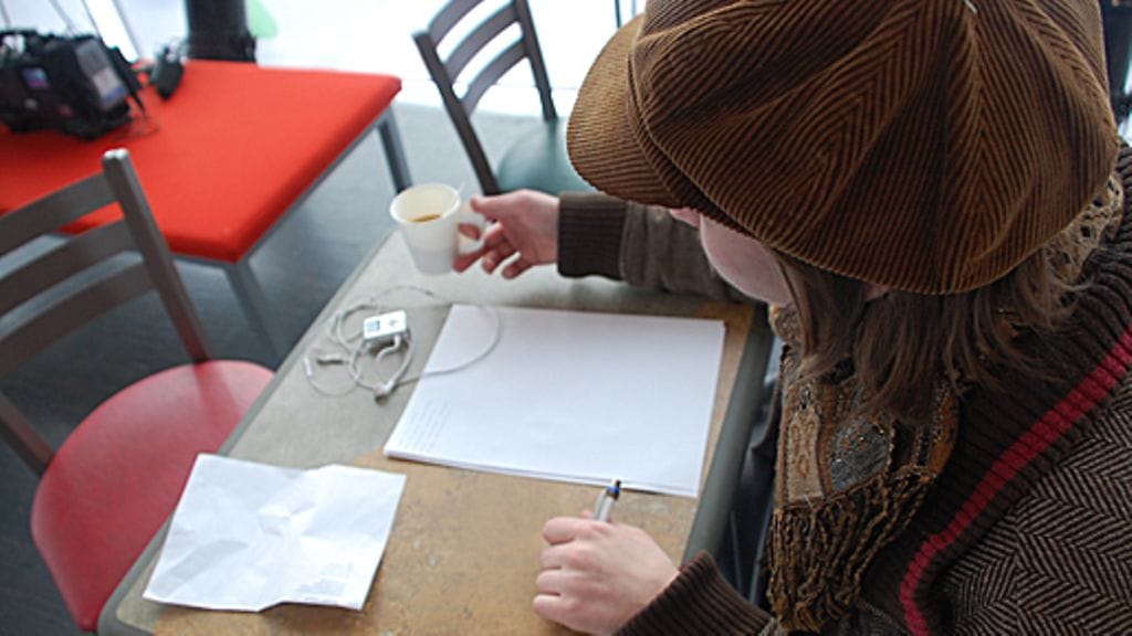 Lassi yrittää saada sanat päähänsä kirjoittamalla ne paperille.