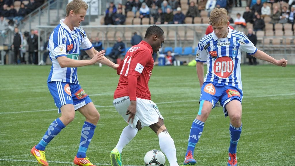 Guy Gnabouyou HJK:n puristuksessa vuonna 2012