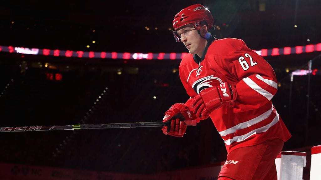 Rasmus Rissanen astuu jäälle ensimmäisessä NHL-ottelussaan.