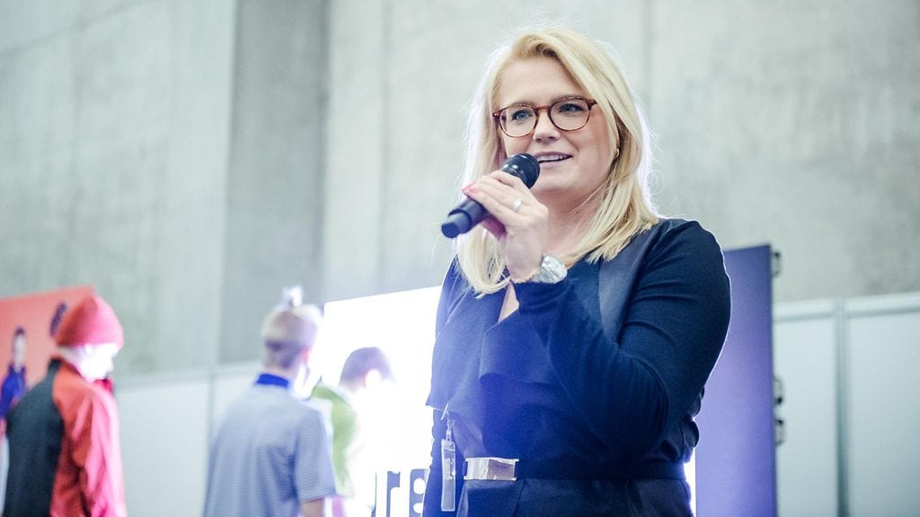 Viivi Avellán juontopuuhissa golf-messuilla.