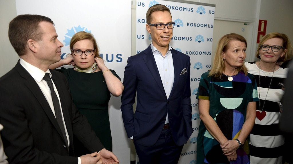 Kapteeni Stubukka kokoomusministereiden keskellä Länsi-Satamassa ennen vaaliristeilyn alkamista.