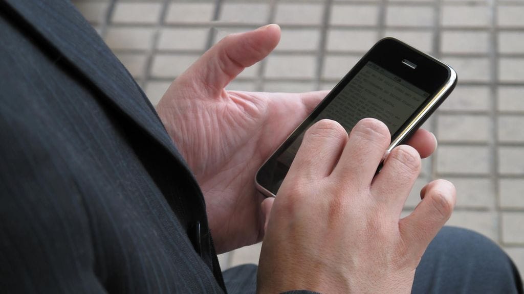 Pikaviestimistä tutut ominaisuudet, kuten ryhmäkeskustelut sekä lukukuittaukset saattavat tulevaisuudessa tulla myös tavallisiin tekstiviesteihin.