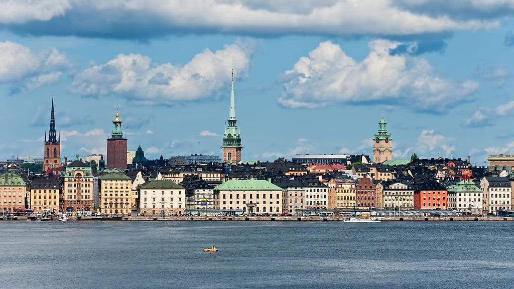 Tukholman Kistassa Aftonbladetin mukaan räjähdysvaara. Paikalla on paljon poliiseja sekä ambulansseja.