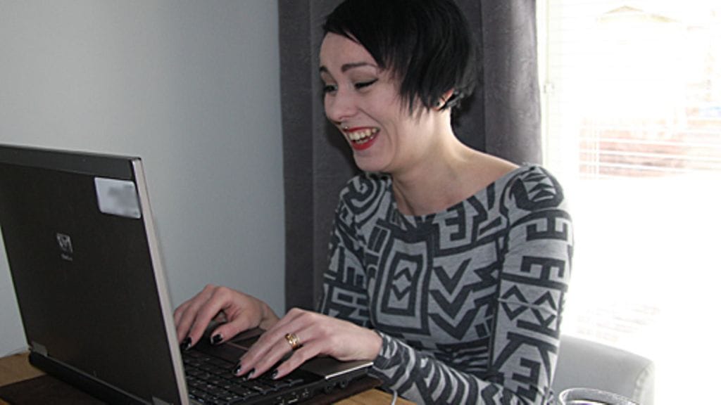 Idols-finalisti Susanna Erkinheimo verkkovieraana torstaina 12. huhtikuuta 2012.