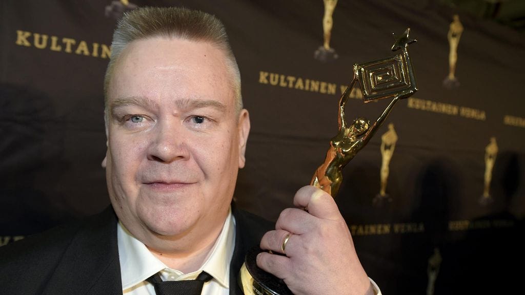 Suomen huutokauppakeisari -ohjelman ruutukasvo Aki Palsanmäki Venla-palkinnon kanssa Kultainen Venla -gaalassa Kansallisoopperassa Helsingissä perjantaina 16. tammikuuta 2015.