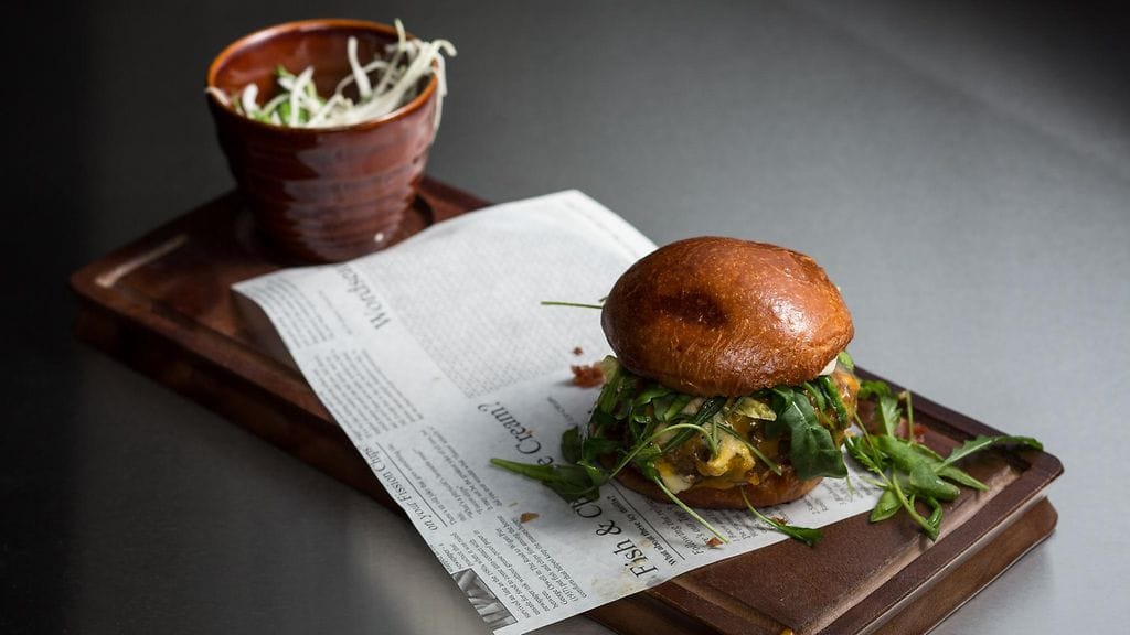 Akseli Herlevi valmisti Naughty BRGR -hampurilaisen Top Chef Suomi: Kaksintaistelu -ohjelmassa Subilla.