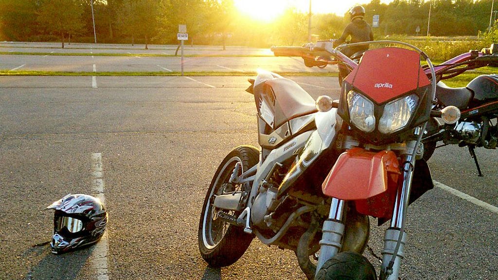 Mopon käsittelytaitoja hiotaan parkkipaikoilla omalla ajalla.