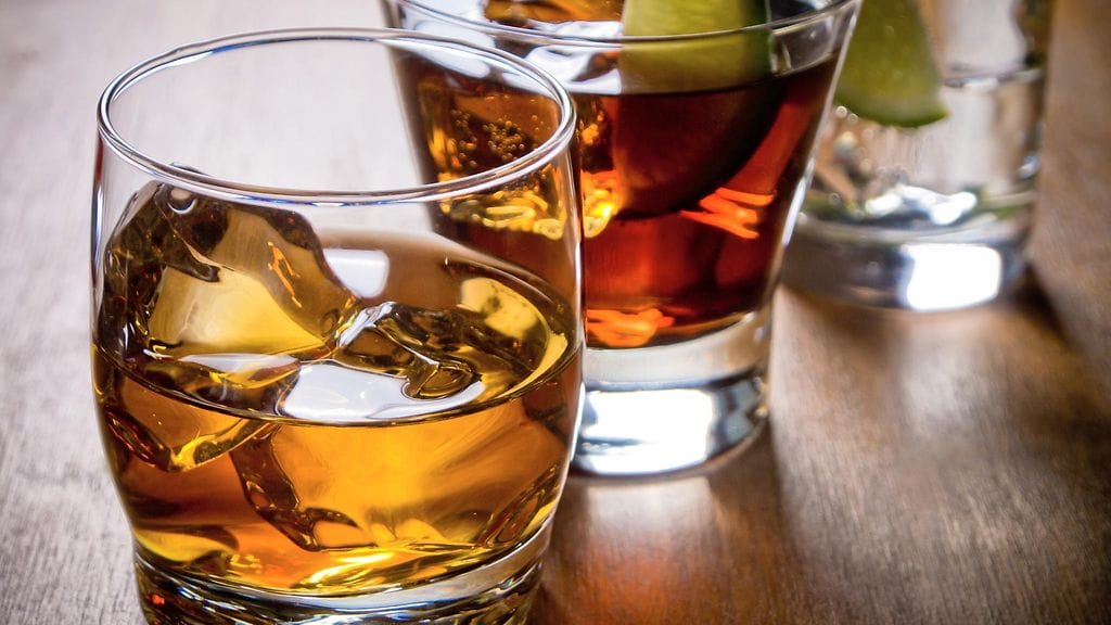 Ikä vaikuttaa siihen, kuinka paljon alkoholia kulutetaan.