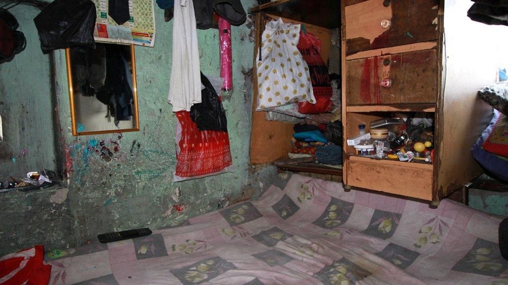 Slummikodissa on usein vain yksi pieni huone, joka toimii sekä asuinhuoneena että prostituoitujen työhuoneena.