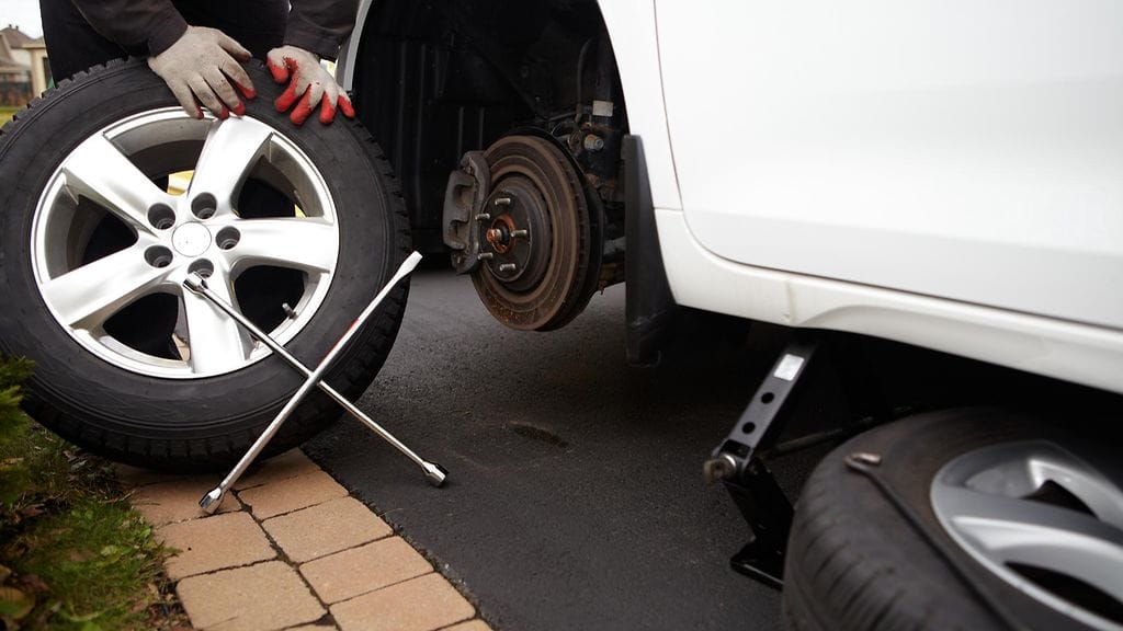 Auton alle kannattaa laittaa varmistukseksi pyörä jos tunkki pettää.