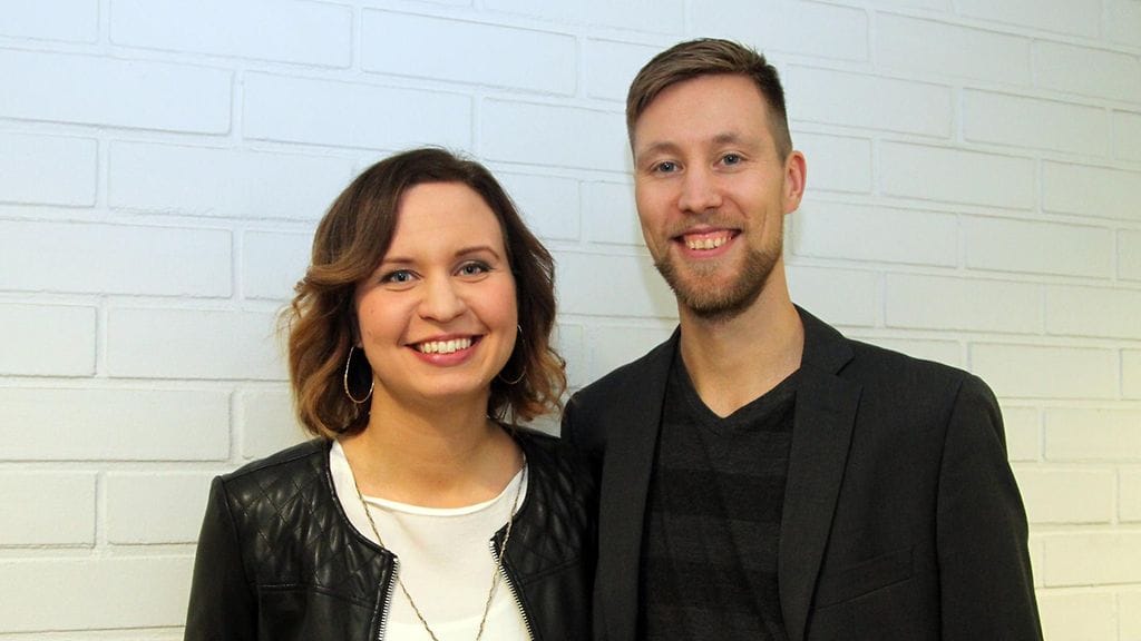 Ensitreffit alttarilla -ohjelmaan osallistuneet Viola ja Esa perheineen muuttavat pian uuteen kotiin.