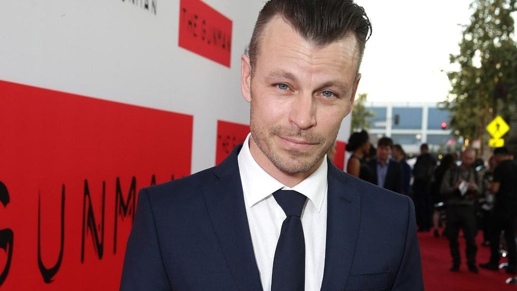 Fani ikuisti Peter Franzenin kasvot ihoonsa.