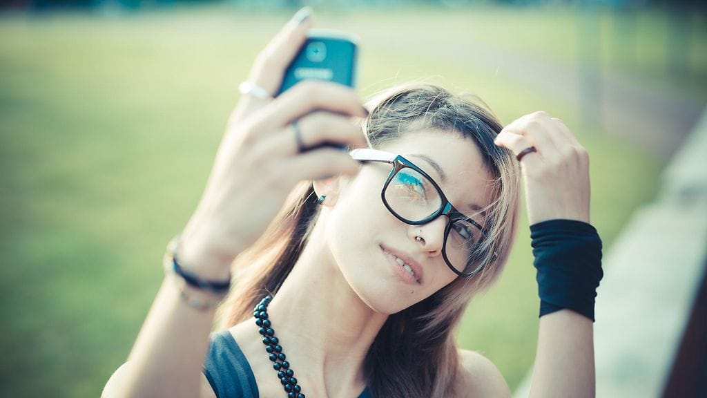 Nainen ottaa selfien