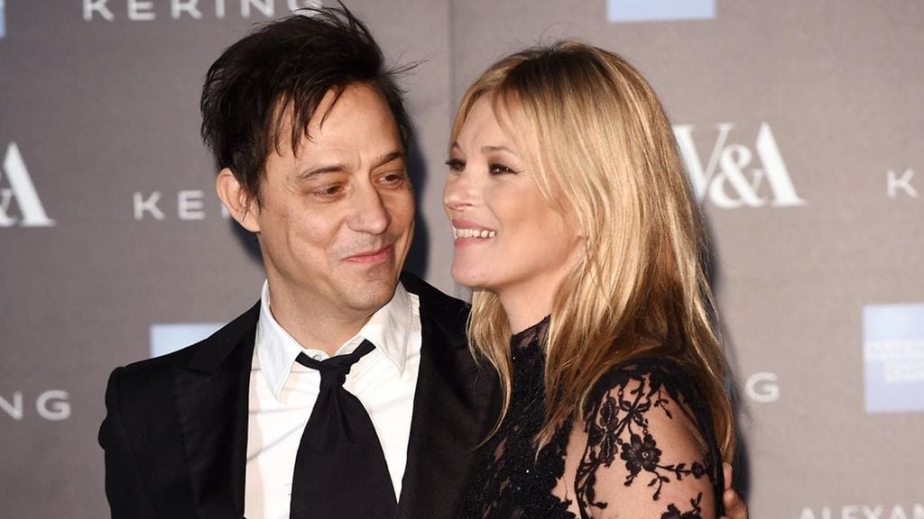 Kate Moss punaisella matolla Jamie Hincen kanssa.