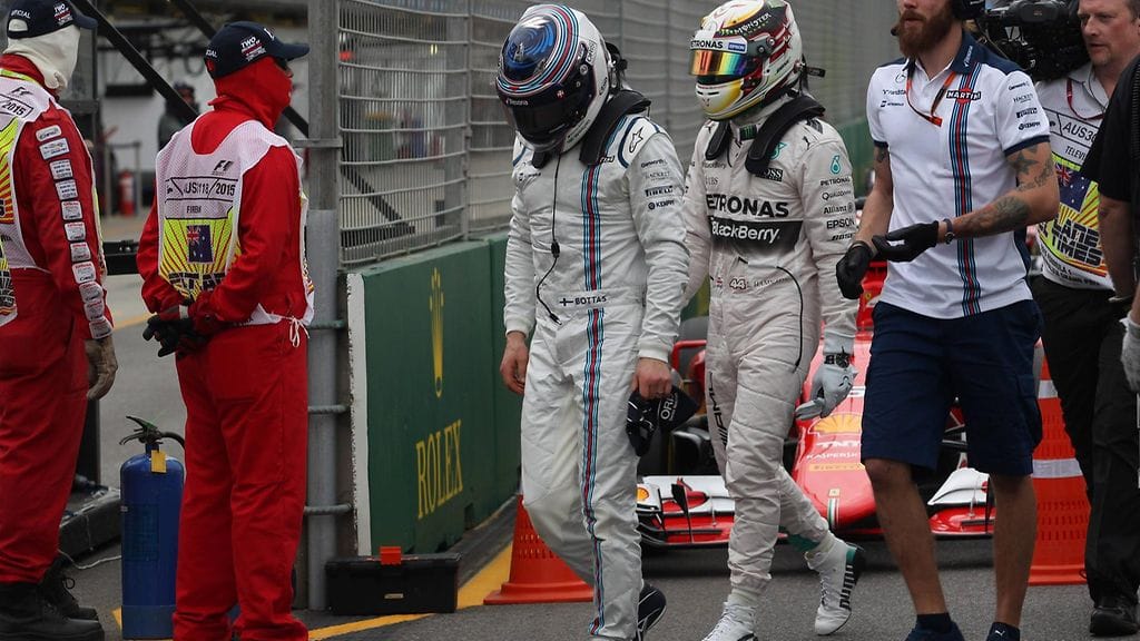 Valtteri Bottas käveli pää painuksissa varikolle aika-ajon jälkeen. Vieressä paalupaikalle ajanut Lewis Hamilton.