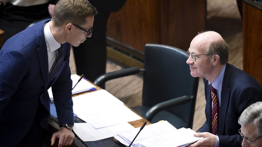 Pääministeri Alexander Stubb ja kansanedustaja Kimmo Sasi eduskunnan istuntokauden viimeisessä täysistunnossa.