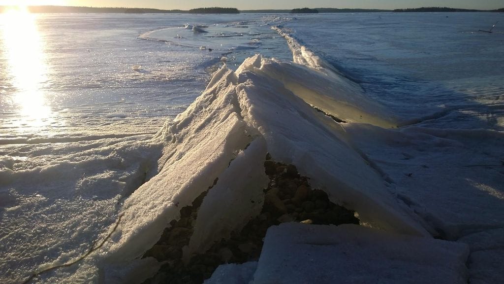 Poliisi varoittaa heikosta jäästä. Kuvassa kevätjäät Pulkkilanharjulla Asikkalassa. Kuva: Pentti Karppa
