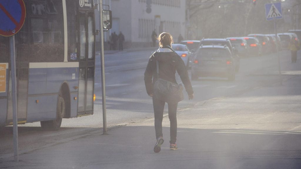 Etenkin aurinkoisina kevätpäivinä katupölyn voi nähdä paljain silmin.