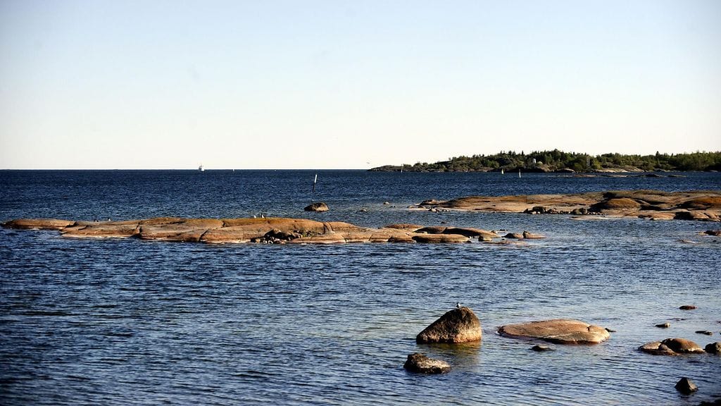 Pääministerit tapaavat Ahvenanmaan saaristomaisemissa.