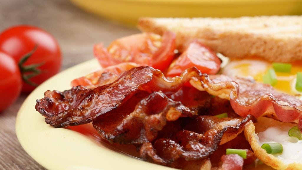 Pekoni sopii loistavasti osaksi leipätaikinaa.