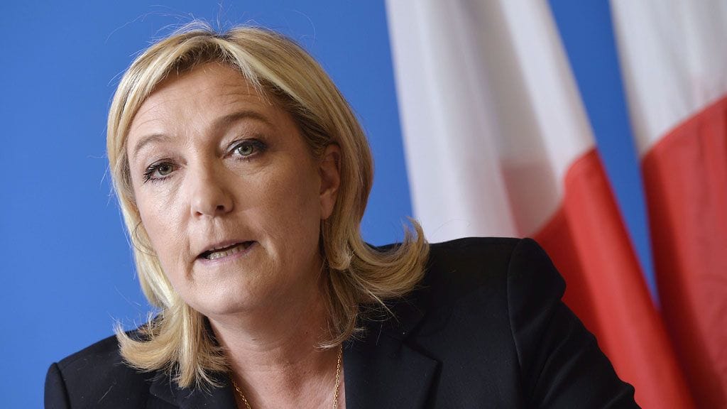 Marine Le Pen sai osakseen rajua arvostelua julkaistuaan Twitterissä Isis-kuvia.