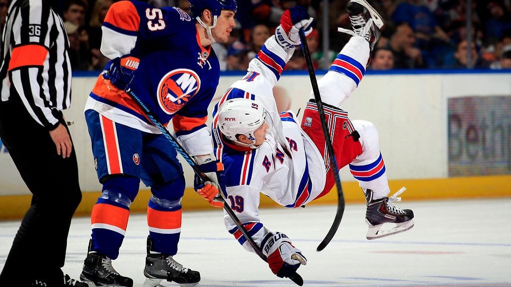 NY Islandersin Casey Cizikas saa NY Rangersin Jesper Fastilta luistimet alta.