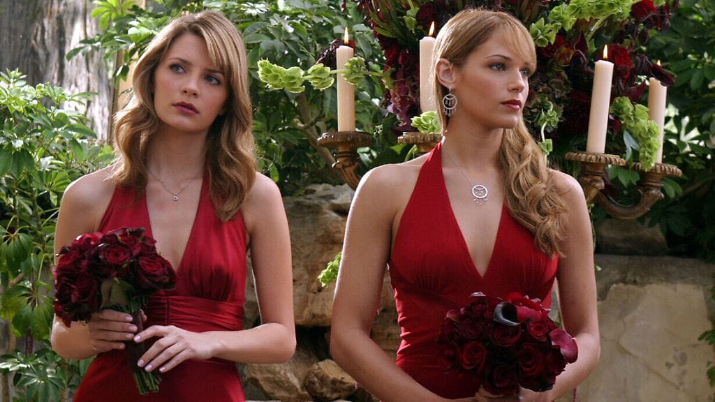 Amanda Righetti muistetaan O.C tv-sarjasta Hayley Nicholina. Vieressä Marissa Cooperia näytteleveä Mischa Barton.