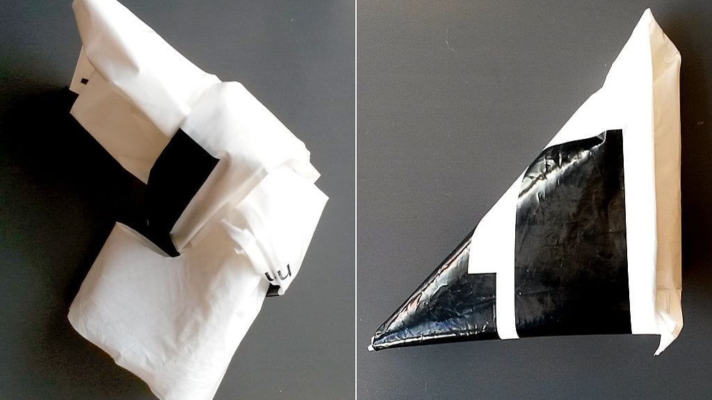 Useimmat vain ryttäävät tai solmivat muovipussit. Kolmioksi viikattu pussi mahtuu pieneen tilaan ja pysyy kasassam käsilaukussakin.