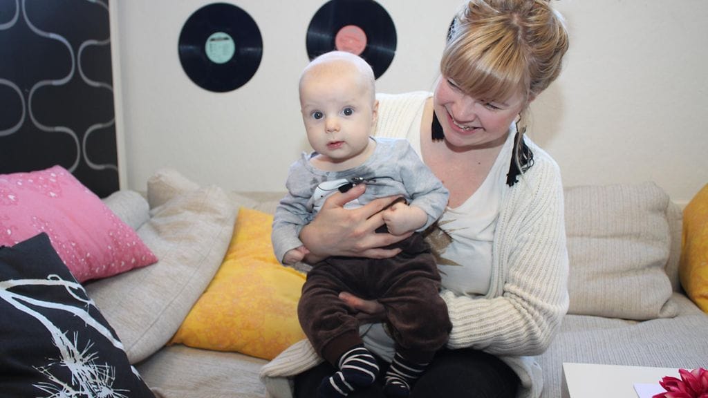 Ruupertti äitinsä Tiina Arposen kanssa Salkkareiden kuvaustauolla.