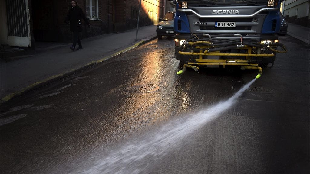 Katujen liukkaus toukokuun helteillä kuulostaa kummalliselta, mutta siihen on luonnollinen selitys: liian tymäkkä puhdistusliuos.