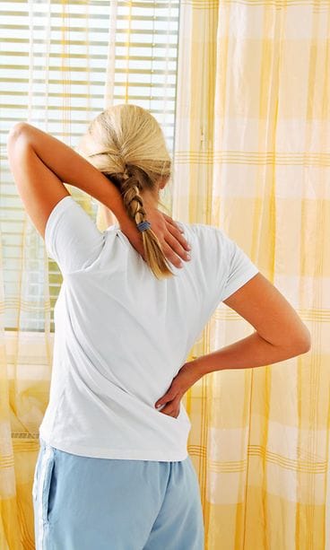 Naisen selkään sattuu