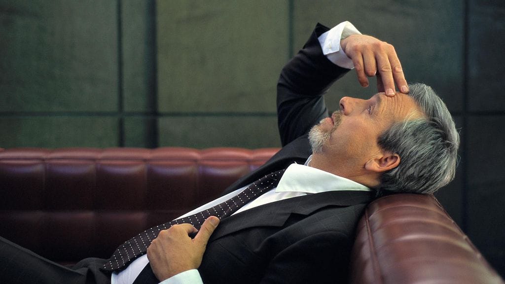 Miehellä on migreeni