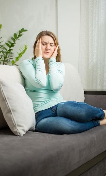 Naisella on migreeni
