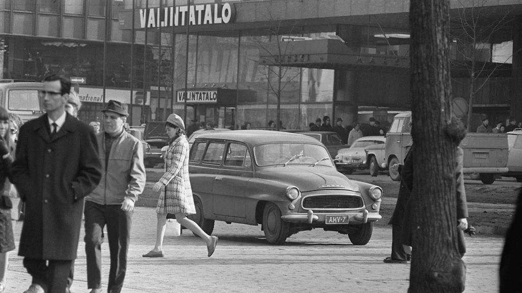 Katunäkymä Helsingin keskustasta huhtikuussa 1970. Taustalla Valintatalo