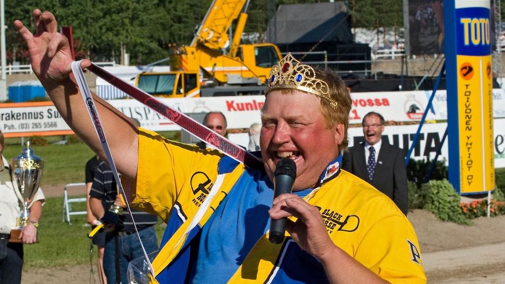 Pertti Puikkonen on yksi illan esiintyjistä Mäntsälän Suurlavalla.