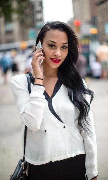 Nuori nainen kaupungilla