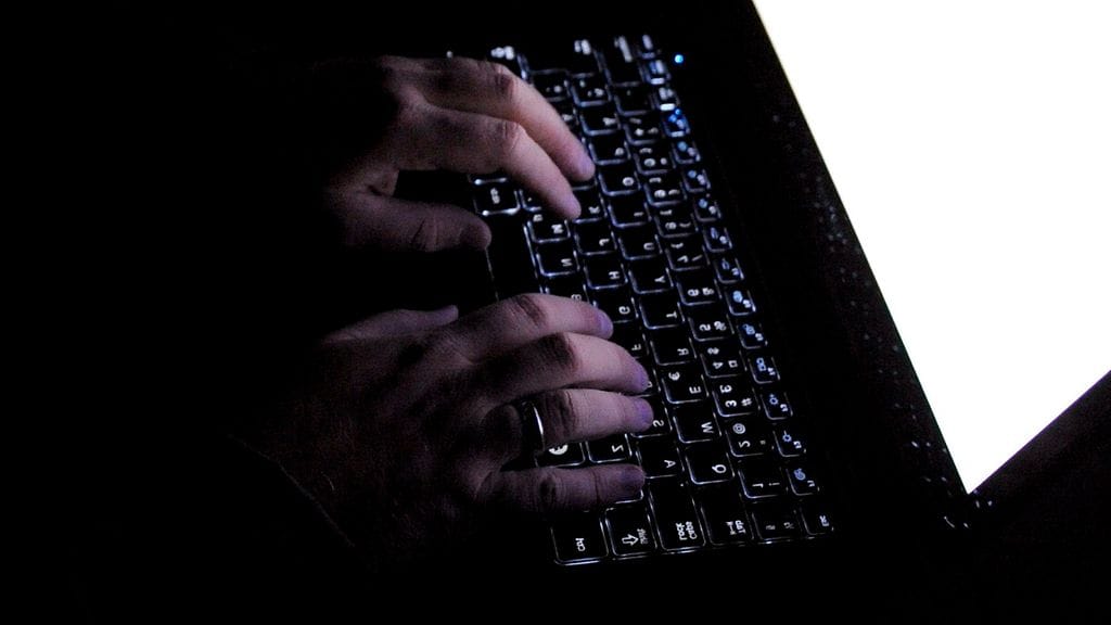 Mies kävi keskustelua nuorten tyttöjen kanssa muun muassa Skypen välityksellä. Kuvituskuva.