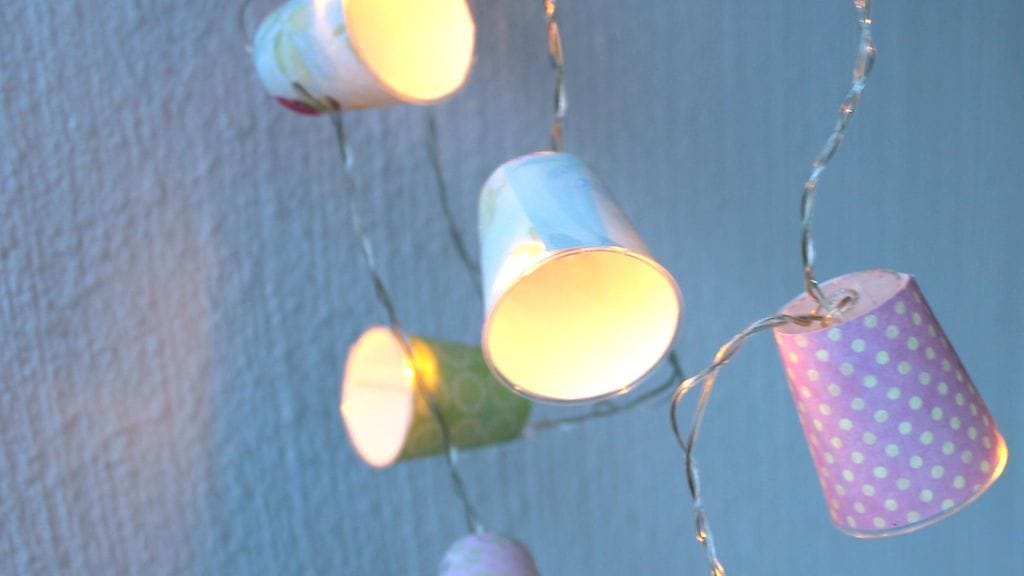 Hempeä valosarja valaisee hämäriä iltoja.