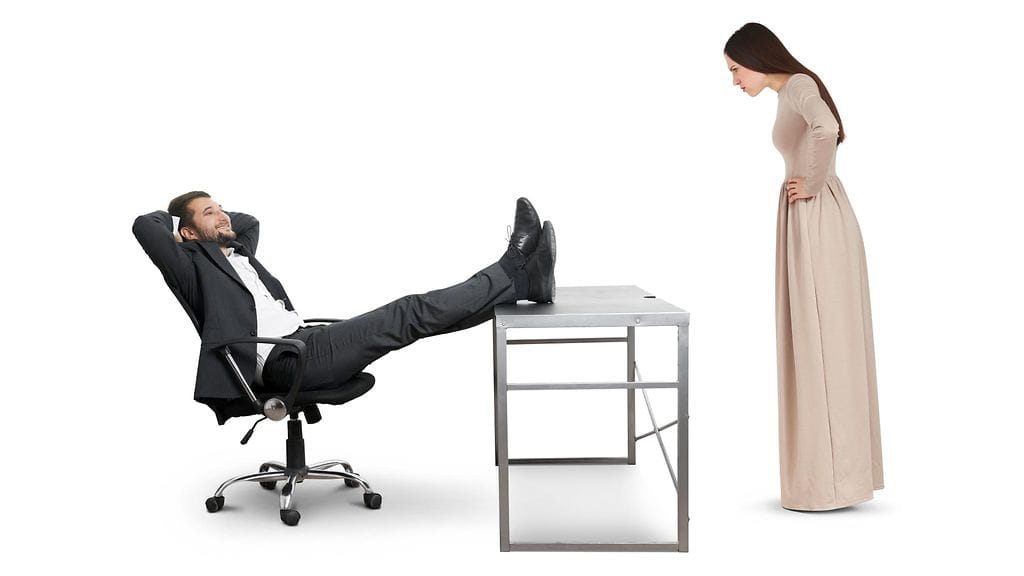 Nainen huutaa miehelle