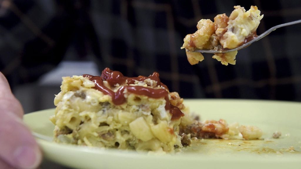 Makaronilaatikko on poistunut monien koulujen ruokalistoilta, uutisoi Yle.