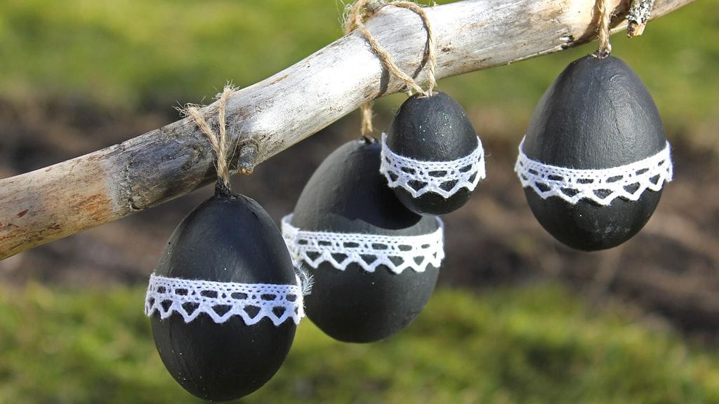 Pitsinauhat koristavat pääsiäismunia.