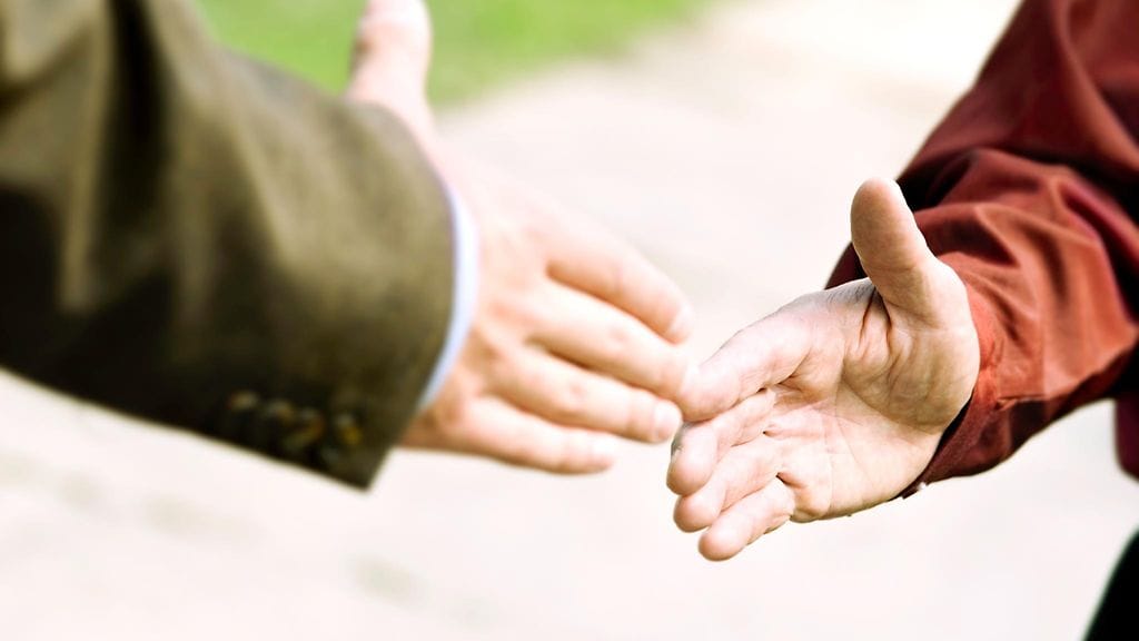 Tapakouluttaja kannustaa kättelyyn, koska siinä kukaan ei mene hämilleen.