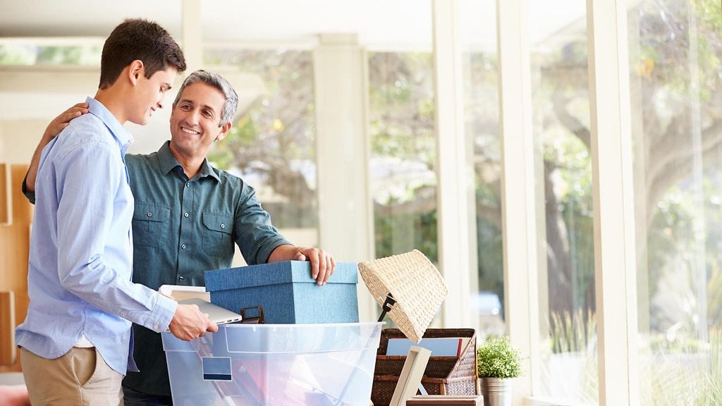 Lasten muuttaessa omaan kotiin voi vanhemmille herätä ristiriitaisia tunteita. Kuvituskuva.