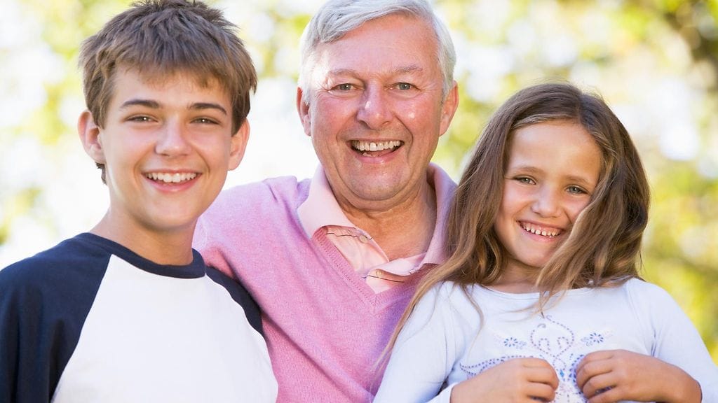 Lasten vilpittömyys ja aitous ilahduttavat isovanhempia. Kuvituskuva.