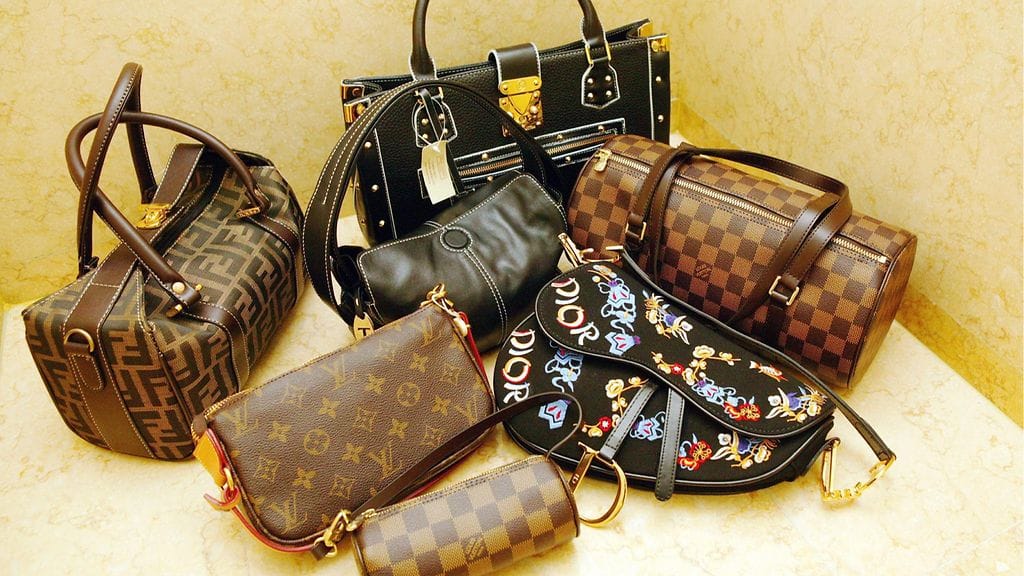 Halpoja kopioita Fendin, Diorin ja Vuittonin merkkilaukuista.
