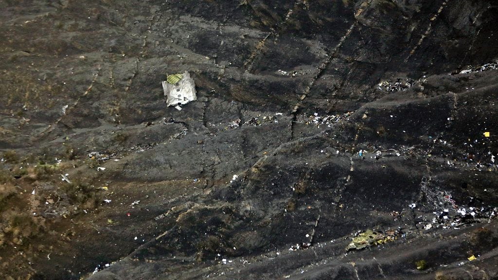 Lentokoneen kappaleita turmapaikalla.